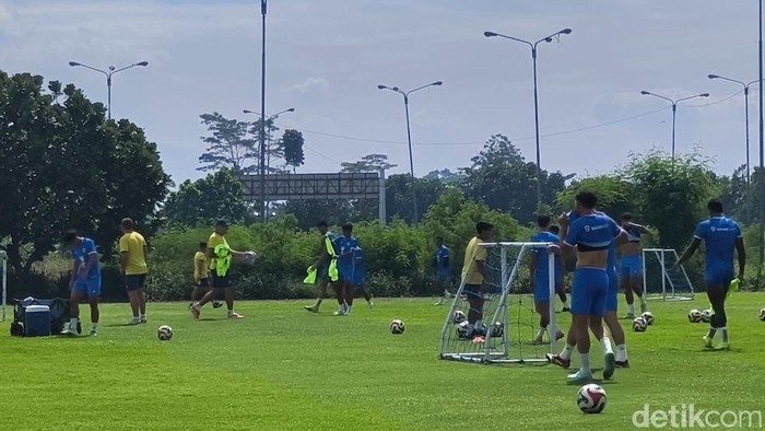 1763357208419-latihan-persib-bandung-senin-17112025-1763349706625_169