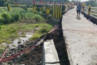 1763357223116-kondisi-rusaknya-jembatan-lintas-provinsi-di-kecamatan-pabedilan-kabupaten-cirebon-1763351969841_169