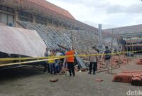 1763357240897-polisi-sedang-memeriksa-lokasi-gazebo-ambruk-yang-melukai-17-mahasiswa-unsil-minggu-16112025-1763287677464_169