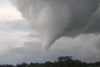 1763357463139-pusaran-angin-di-kota-banjar-1763345864675_169