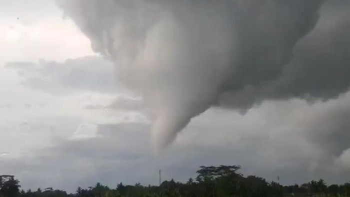 1763357463139-pusaran-angin-di-kota-banjar-1763345864675_169