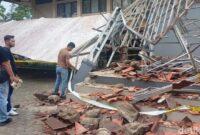 1763378923443-polisi-sedang-memeriksa-lokasi-gazebo-ambruk-yang-melukai-17-mahasiswa-unsil-minggu-16112025-1763287677384_169