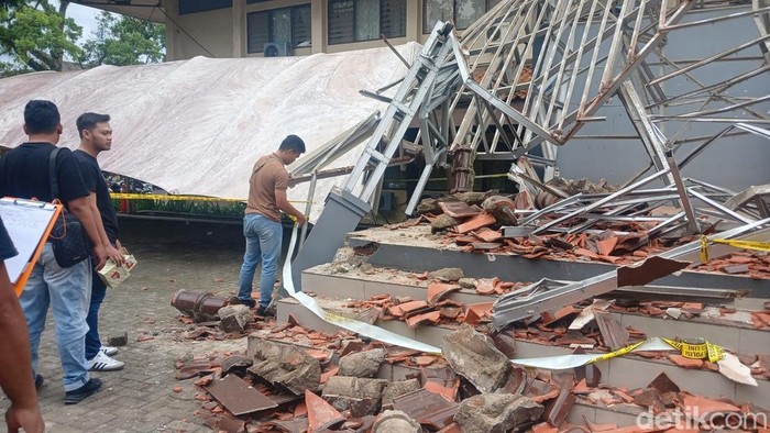 1763378923443-polisi-sedang-memeriksa-lokasi-gazebo-ambruk-yang-melukai-17-mahasiswa-unsil-minggu-16112025-1763287677384_169