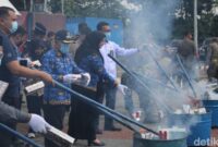 1763378935948-proses-pemusnahan-rokok-ilegal-di-depan-kantor-pemda-kabupaten-kuningan-senin-17112025-1763363659725_169