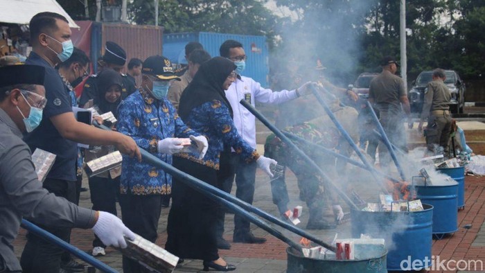1763378935948-proses-pemusnahan-rokok-ilegal-di-depan-kantor-pemda-kabupaten-kuningan-senin-17112025-1763363659725_169