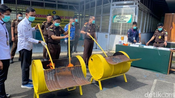 1763379151976-pemusnahan-barang-bukti-uang-palsu-di-tasikmalaya-1763359753523_169