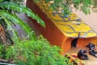 1763379261814-kiriman-kepala-desa-mekarmukti-kondisi-mobil-boks-yang-mengangkut-ekspedisi-terjun-ke-sungai-di-ciamis-1763365748014_169