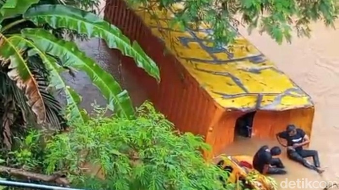 1763379261814-kiriman-kepala-desa-mekarmukti-kondisi-mobil-boks-yang-mengangkut-ekspedisi-terjun-ke-sungai-di-ciamis-1763365748014_169