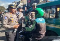 1763379430461-polisi-edukasi-pengendara-saat-ops-zebra-lodaya-2025-1763347538632_169
