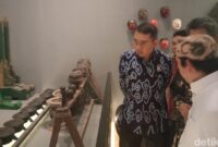 1763400383279-menteri-kebudayaan-fadli-zon-saat-mengunjungi-museum-keraton-kanoman-cirebon-1763391612691_169