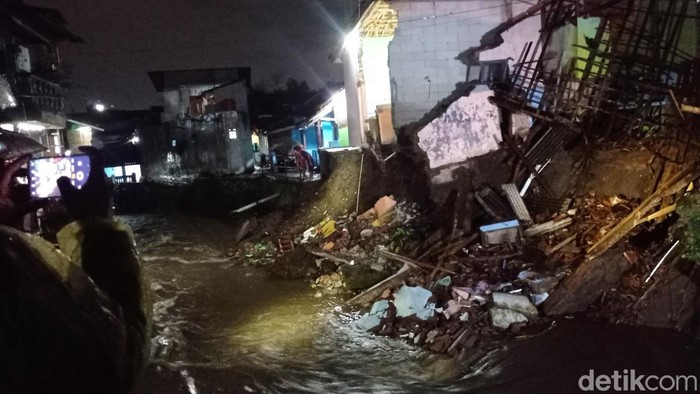 1763400511195-dua-rumah-di-kampung-ampera-kelurahan-panglayungan-kecamatan-cipedes-kota-tasikmalaya-rusak-tergerus-aliran-sungai-1763385980537_169