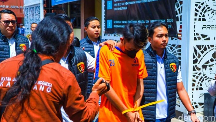 1763400606048-sesi-rilis-pengungkapan-pelaku-pengeroyokan-anak-disabilitas-di-mapolres-karawang-1763379984575_169