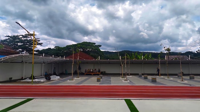 1763443603857-bangunan-pengelola-dan-fasilitas-pendukung-di-alun-alun-jampangtengah-menjadi-bagian-dari-penataan-ruang-publik-yang-lebih-mod-1763431778867_169