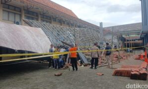 1763463933266-polisi-sedang-memeriksa-lokasi-gazebo-ambruk-yang-melukai-17-mahasiswa-unsil-minggu-16112025-1763287677464_169