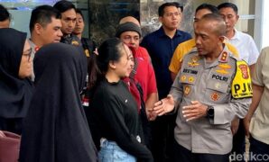 1763463940774-kapolda-jabar-irjen-pol-rudi-setiawan-saat-berbincang-dengan-reni-1763455659497_169