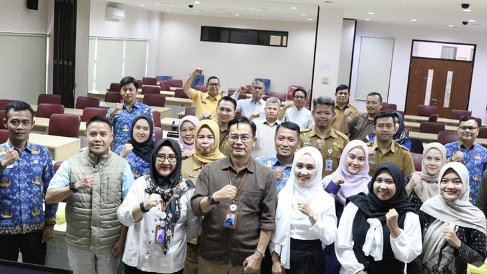 1763463943438-pegawai-disdukcapil-ciamis-ikuti-bimtek-pelayanan-adminduk-ramah-disabilitas-atau-bahasa-isyarat-1763450534086_169