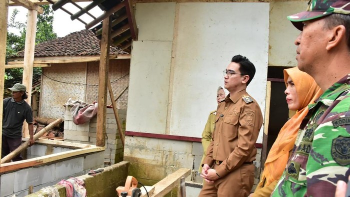 1763485520862-wabup-sumedang-fajar-aldila-saat-memberikan-bantuan-rutilahu-ke-warga-rancakalong-1763470870572_169