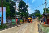 1763485523233-petugas-dinas-pu-sukabumi-mengecek-hasil-pembangunan-jalan-di-salah-satu-ruas-strategis-menjelang-hari-bhakti-pu-1763456199996_169