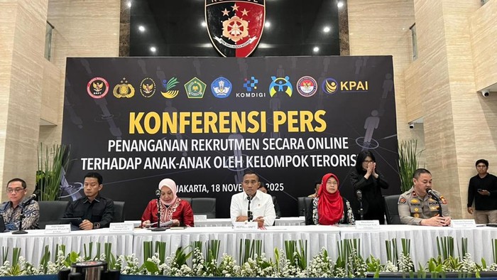 1763485525645-konferensi-pers-densus-88-polri-rumondangdetikcom-1763454505183_169