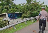 1763528720582-polisi-olah-tkp-kecelakaan-maut-di-km-72-tol-cipali-1763457795991_169