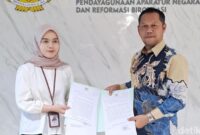 1763550318640-kepala-bkpsdm-ciamis-ai-rusli-menyerahkan-surat-ke-kemenpan-rb-1763537268818_169