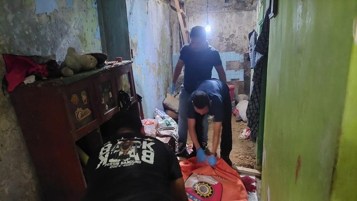 1763550324433-polisi-saat-mengevakuasi-jasad-suwandi-di-sukabumi-1763541401952_169