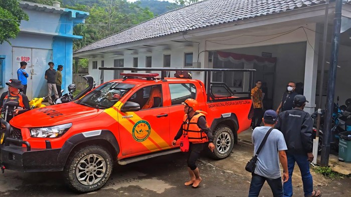 1763550325895-evakuasi-korban-tenggelam-di-sukabumi-1763528594273_169