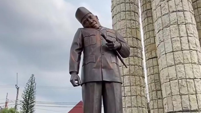 1763571919900-patung-soekarno-di-alun-alun-indramayu-mengalami-kerusakan-1763465509211_169