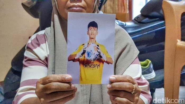 1763615166257-nenek-korban-imas-siti-rohanah-52-saat-menunjukan-foto-rizki-nur-fadhilah-18-1763536747341_169