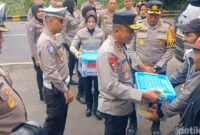 1763636707817-kapolda-jawa-barat-irjen-pol-rudi-setiawan-menyerahkan-bantuan-kepada-relawan-tim-ganjel-di-tanjakan-gentong-tasikmalaya-1763636015328_169