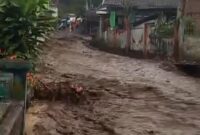 1763636711063-banjir-bandang-yang-disebabkan-luapan-drainase-di-wilayah-kecamatan-cisurupan-garut-pada-kamis-20112025-1763632789896_169