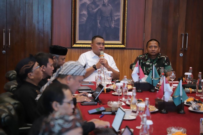 1763636714635-bupati-bogor-bahas-strategi-penanganan-sampah-berbasis-teknologi-1763628945854