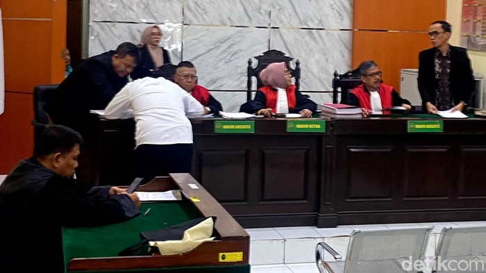 1763636715139-sidang-putusan-alumni-sman-12-yang-pasang-kamera-tersembunyi-di-toilet-siswi-1763621804570_169