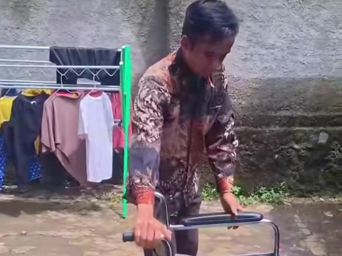 1763658311106-penyaluran-bantuan-kursi-roda-1763623624566_43