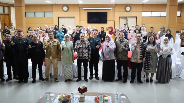 1763658318239-wali-kota-cimahi-ngatiyana-usai-membuka-seminar-menjaga-kesehatan-mental-asn-1763645437993_169