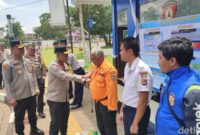 1763658318776-kapolda-jabar-saat-memantau-pos-alun-alun-ciamis-jelang-operasi-nataru-lodaya-2025-1763623250015_169