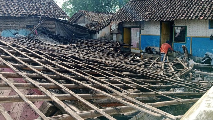 1763658320055-rumah-ambruk-di-kabupaten-bandung-1763631305123_169