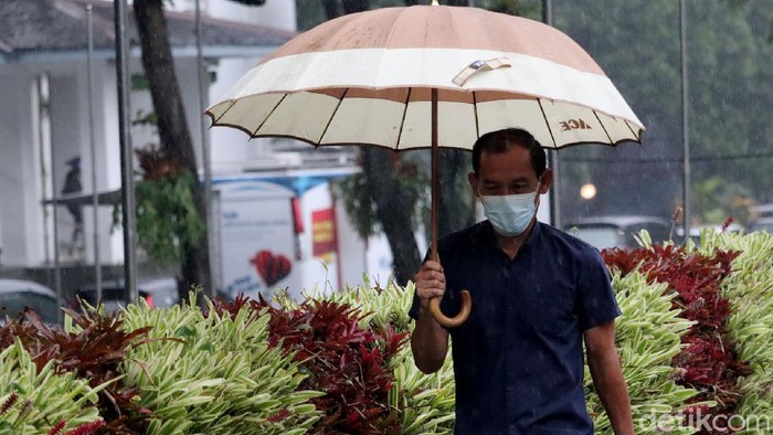 1763679879026-cuaca-ekstrem-bandung-diguyur-hujan-angin-dan-petir-4_169