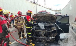 1763723115968-personel-damkar-cimahi-memadamkan-api-yang-membakar-mobil-di-underpass-dustira-1763713383908_169