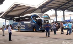 1763723116947-polisi-dan-dishub-menggelar-rmap-chek-di-pool-vus-terminal-klari-kabupaten-karawang-1763712191303_169