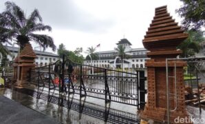 1763723117455-sentuhan-bertema-candi-bentar-jadi-wajah-baru-di-gedung-sate-kota-bandung-1763618191054_169
