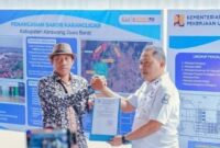 1763744738347-wakil-bupati-karawang-maslani-saat-penandatangan-pembebasan-lahan-di-desa-karangligar-kabupaten-karawang-1763716813654_169