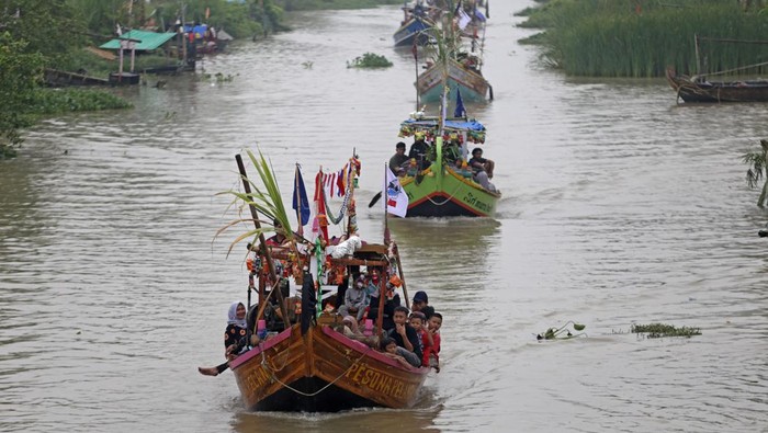 1763766264497-warga-indramayu-gelar-pesta-laut-di-sungai-cimanuk-1_169