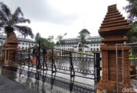 1763895947753-sentuhan-bertema-candi-bentar-jadi-wajah-baru-di-gedung-sate-kota-bandung-1763618191054_169