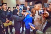 1763917489682-proses-penyerahan-rizki-kepada-jeluarga-di-mapolresta-bandung-soreang-minggu-23112025-malam-1763907806648_169