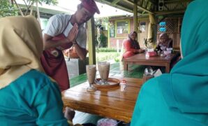 1763917496538-teman-teman-disabilitas-yang-kerja-dan-magang-di-salah-satu-restoran-purwakarta-1763870591017_43