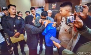 1763960718902-proses-penyerahan-rizki-kepada-jeluarga-di-mapolresta-bandung-soreang-minggu-23112025-malam-1763907806648_169