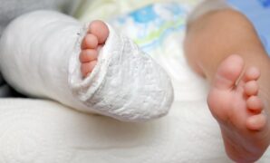 1763960720349-ilustrasi-balita-patah-tulang_169