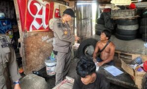 1763982312321-satpol-pp-karawang-sedang-melakukan-sosialisasi-jelang-penertiban-bangli-di-interchange-karawang-barat-1763973499896_169