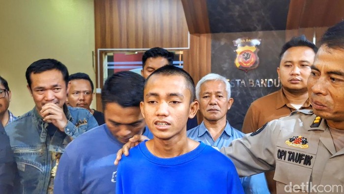 1763982314338-proses-penyerahan-rizki-kepada-jeluarga-di-mapolresta-bandung-soreang-minggu-23112025-malam-1763907806554_169